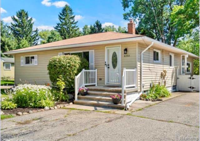 Builiding view thirty four for 6333 Harriet, Waterford, MI. 48327