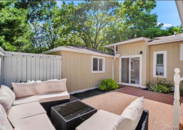 Builiding view thirty nine for 6333 Harriet, Waterford, MI. 48327