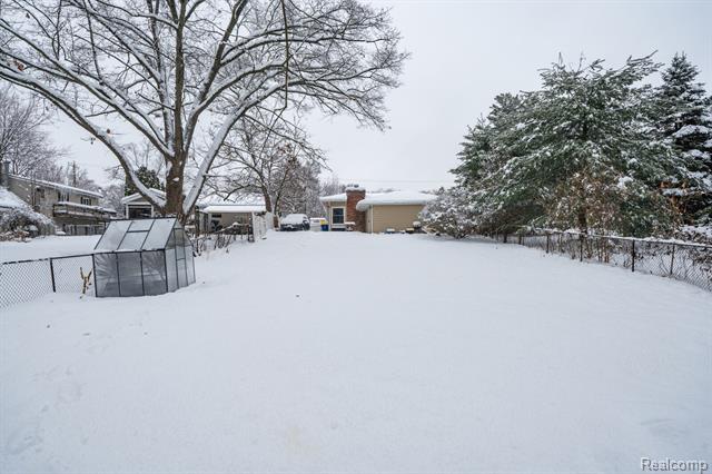 Builiding view thirty one for 6333 Harriet, Waterford, MI. 48327