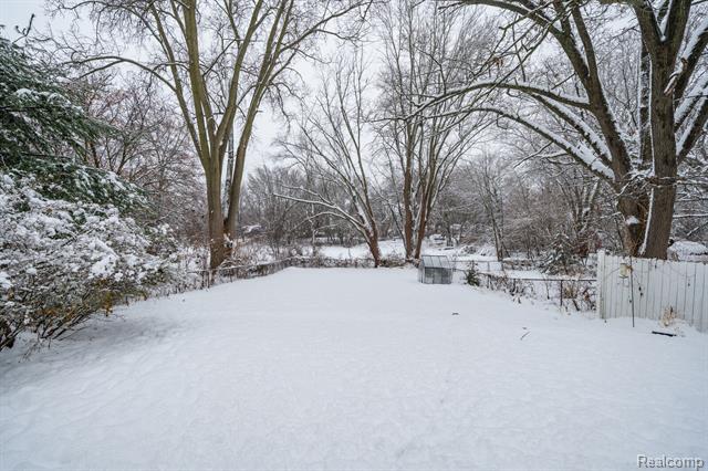 Builiding view thirty two for 6333 Harriet, Waterford, MI. 48327