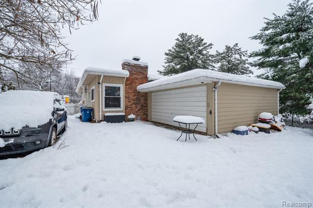 Builiding view thirty for 6333 Harriet, Waterford, MI. 48327