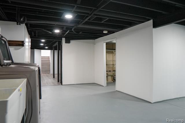 Builiding view fifty six for 2172 Ostrum, Waterford, MI. 48328