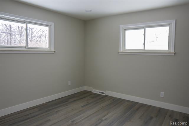 Builiding view forty eight for 2172 Ostrum, Waterford, MI. 48328