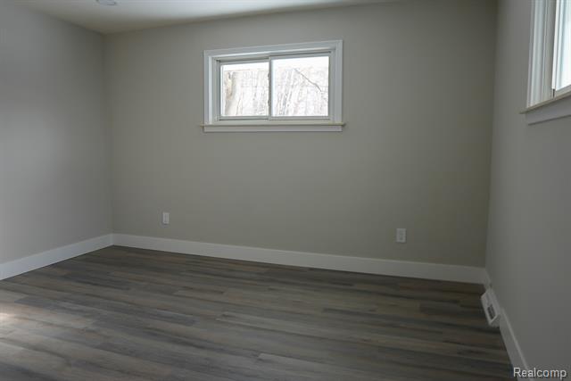 Builiding view forty seven for 2172 Ostrum, Waterford, MI. 48328