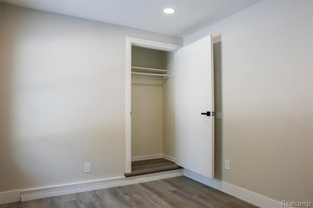 Builiding view forty for 2172 Ostrum, Waterford, MI. 48328