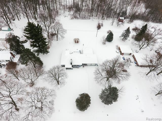 Builiding view four for 2172 Ostrum, Waterford, MI. 48328