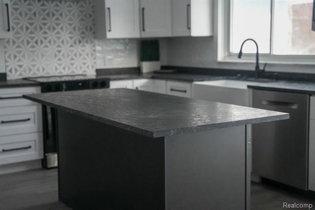 Builiding view nineteen for 2172 Ostrum, Waterford, MI. 48328