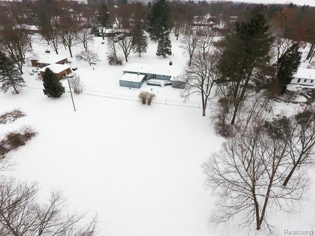 Builiding view seven for 2172 Ostrum, Waterford, MI. 48328