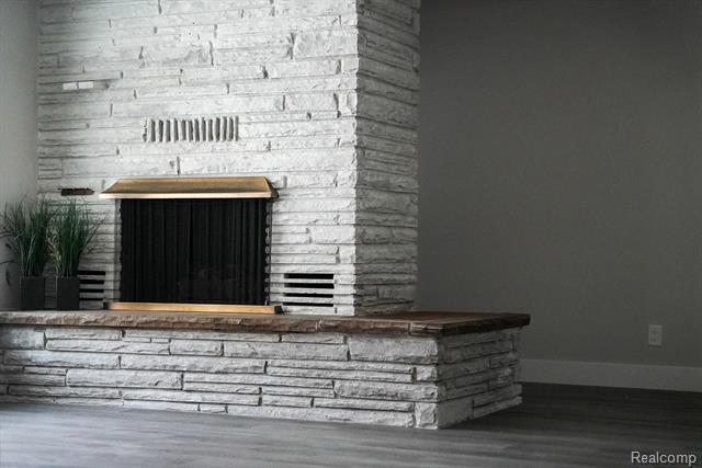 Builiding view seventeen for 2172 Ostrum, Waterford, MI. 48328