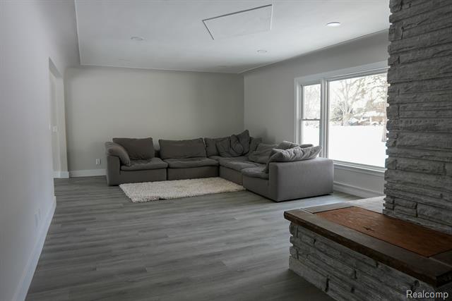 Builiding view sixteen for 2172 Ostrum, Waterford, MI. 48328