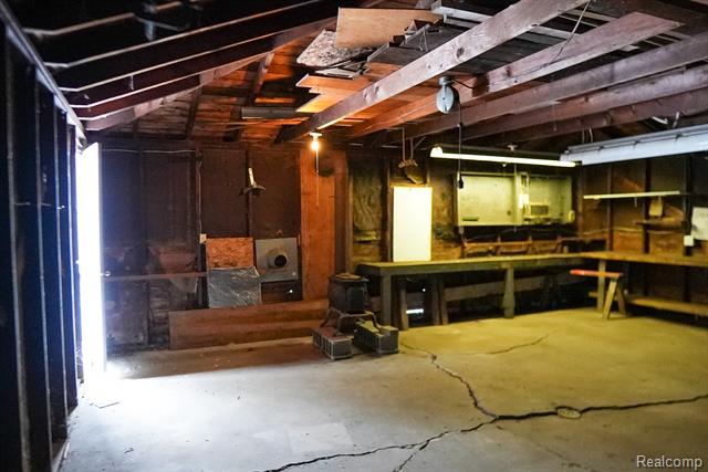 Builiding view sixty one for 2172 Ostrum, Waterford, MI. 48328