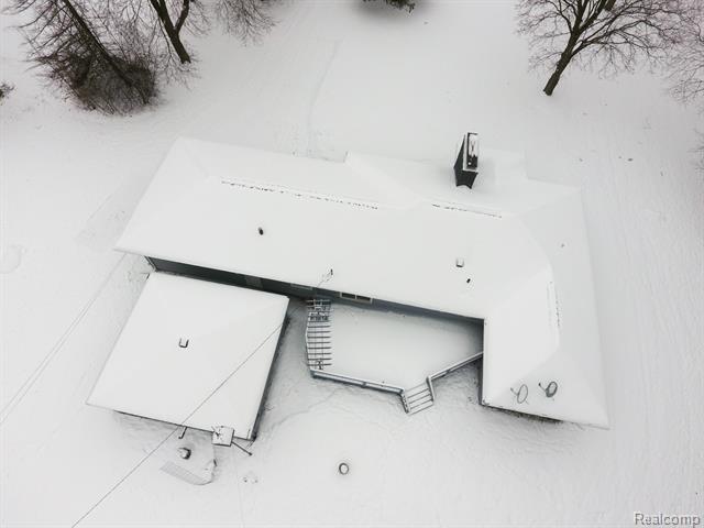 Builiding view ten for 2172 Ostrum, Waterford, MI. 48328