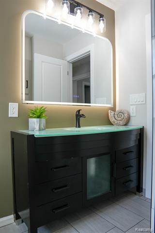 Builiding view thirty five for 2172 Ostrum, Waterford, MI. 48328