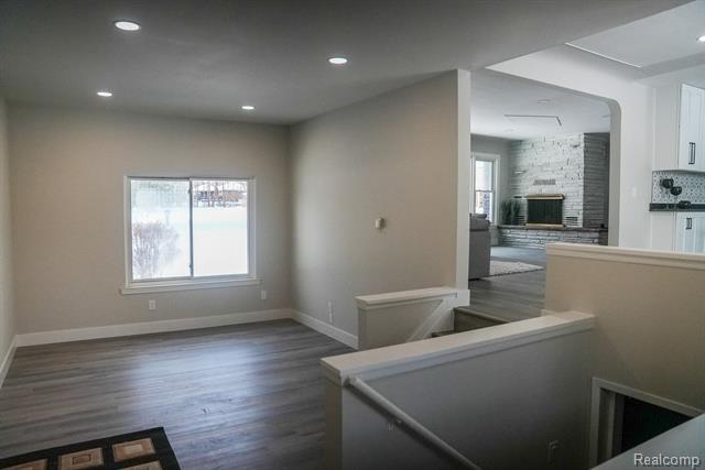 Builiding view thirty one for 2172 Ostrum, Waterford, MI. 48328