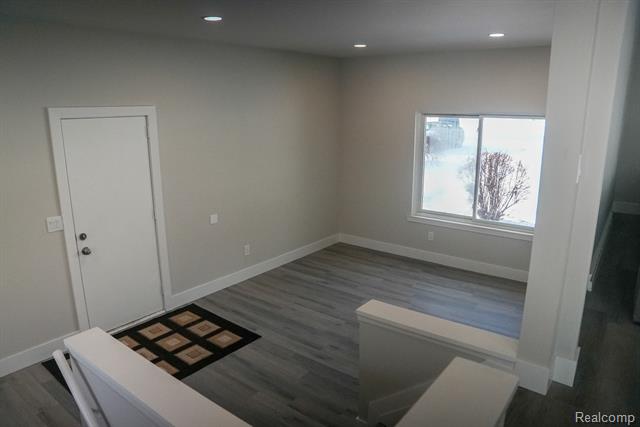 Builiding view thirty for 2172 Ostrum, Waterford, MI. 48328