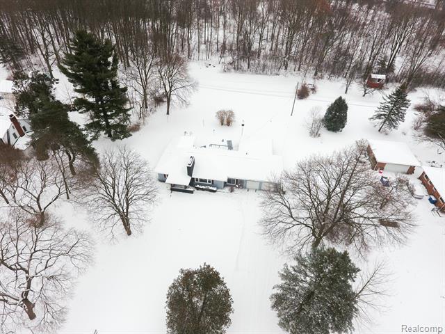 Builiding view three for 2172 Ostrum, Waterford, MI. 48328