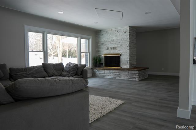 Builiding view twelve for 2172 Ostrum, Waterford, MI. 48328