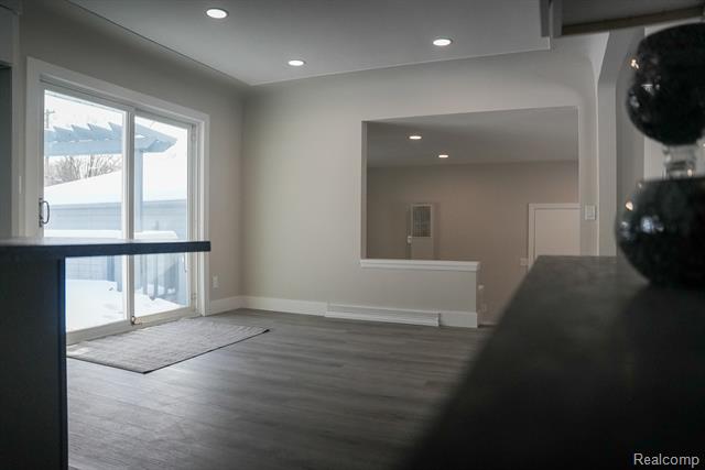 Builiding view twenty eight for 2172 Ostrum, Waterford, MI. 48328