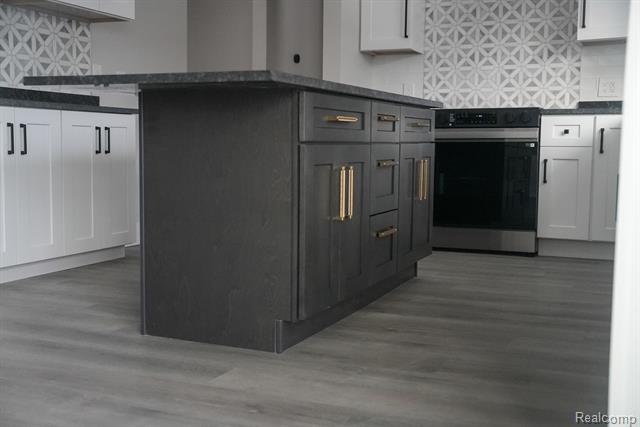 Builiding view twenty five for 2172 Ostrum, Waterford, MI. 48328