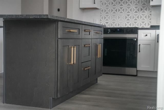 Builiding view twenty four for 2172 Ostrum, Waterford, MI. 48328