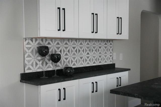 Builiding view twenty one for 2172 Ostrum, Waterford, MI. 48328