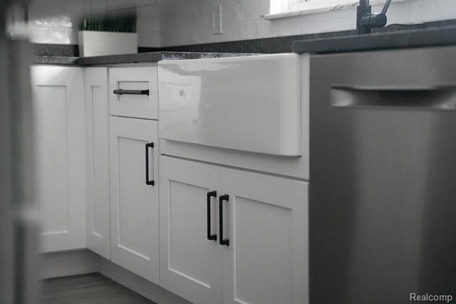 Builiding view twenty seven for 2172 Ostrum, Waterford, MI. 48328