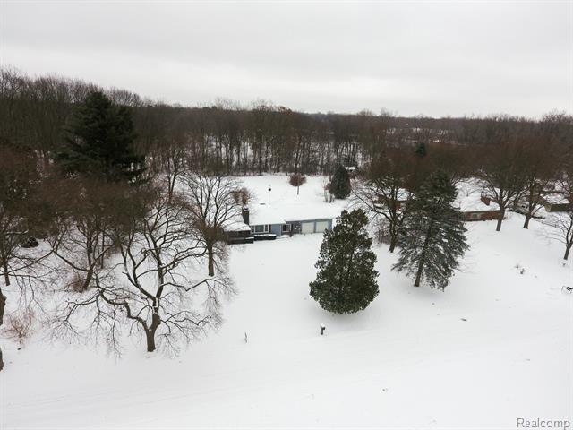 Builiding view two for 2172 Ostrum, Waterford, MI. 48328