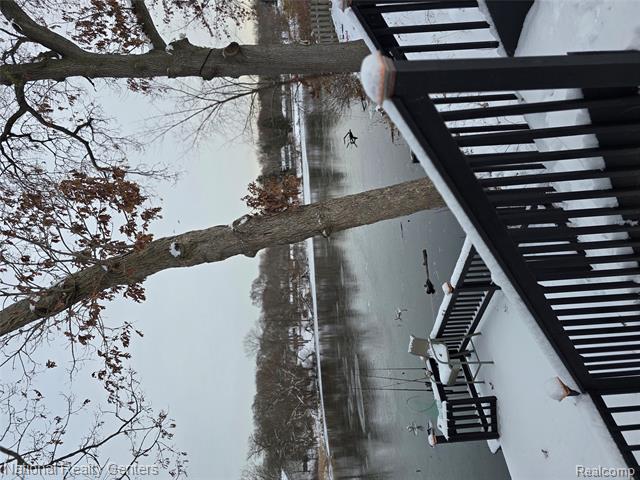 Builiding view five for 2727 Riverside, Waterford, MI. 48329