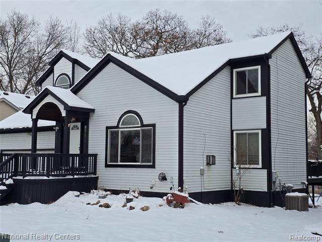 Builiding view one for 2727 Riverside, Waterford, MI. 48329