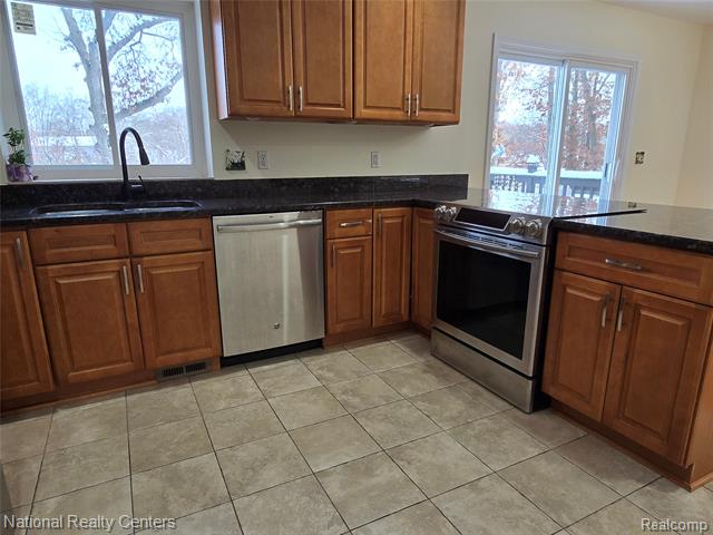 Builiding view sixteen for 2727 Riverside, Waterford, MI. 48329