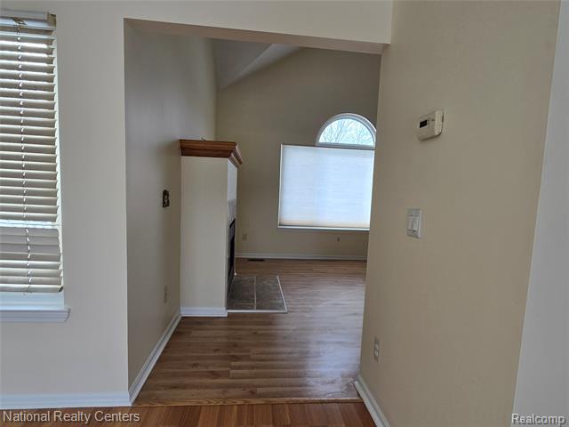 Builiding view twenty for 2727 Riverside, Waterford, MI. 48329