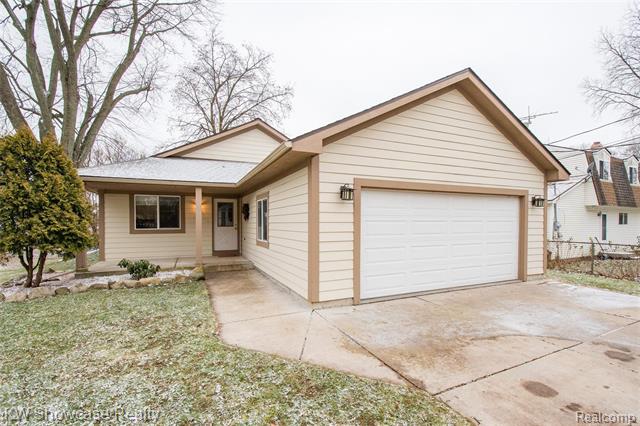 front view for 2405 Jackson Blvd, Highland, Mi. 48356