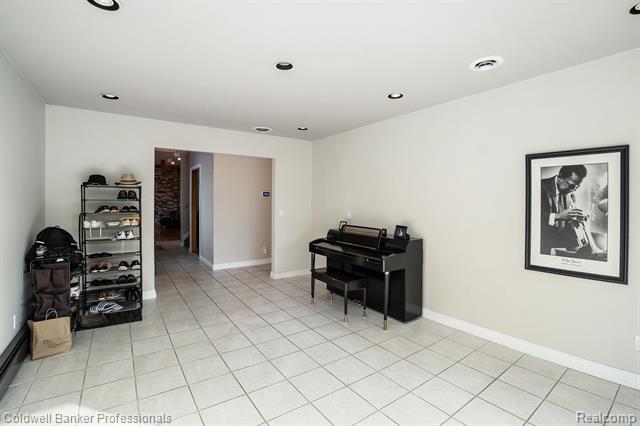 Builiding view twenty for 3972 Chevron, Highland, MI. 48356