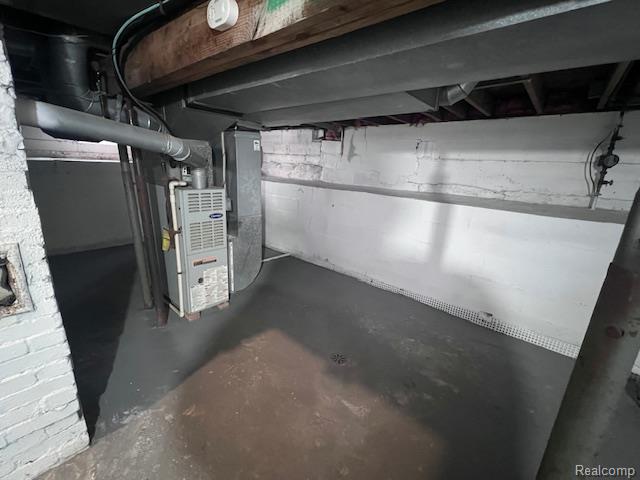 Builiding view thirteen for 33 E Yale, Pontiac, MI. 48340