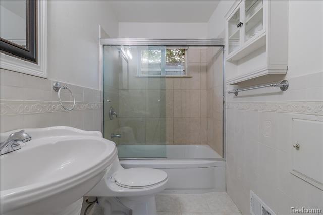 Builiding view twelve for 37 E Brooklyn, Pontiac, MI. 48340