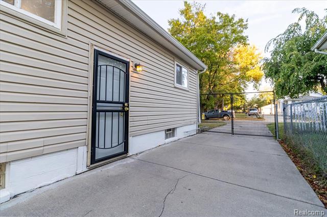 Builiding view twenty one for 37 E Brooklyn, Pontiac, MI. 48340