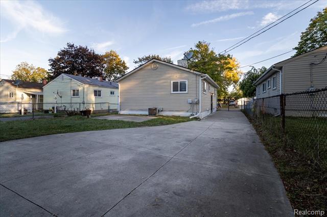 Builiding view twenty three for 37 E Brooklyn, Pontiac, MI. 48340