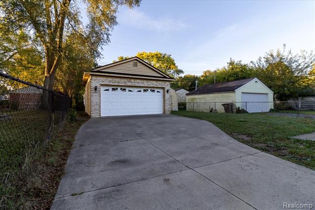 Builiding view twenty two for 37 E Brooklyn, Pontiac, MI. 48340