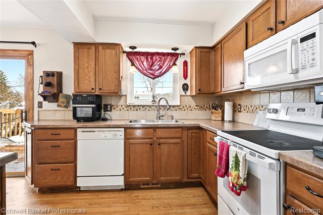 Builiding view eight for 4904 Lake Grove, White Lake, MI. 48383