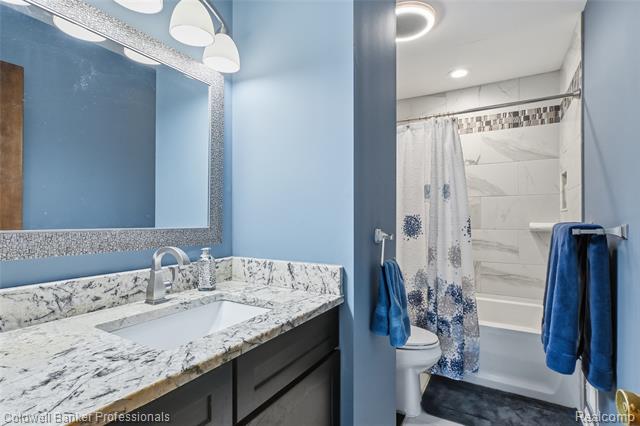 Builiding view eleven for 4904 Lake Grove, White Lake, MI. 48383