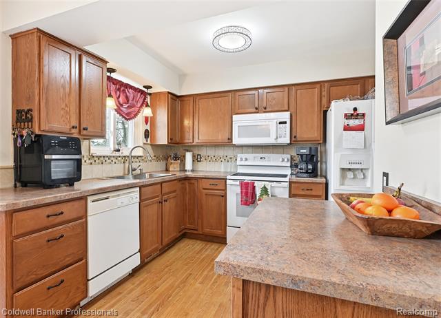 Builiding view nine for 4904 Lake Grove, White Lake, MI. 48383