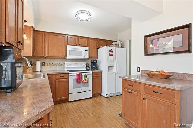 Builiding view ten for 4904 Lake Grove, White Lake, MI. 48383