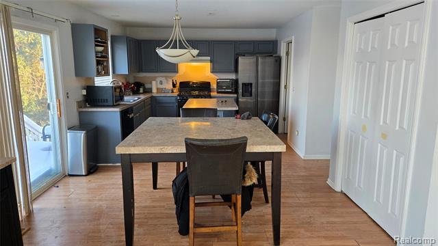 Builiding view four for 1554 Meadow Ridge, Pontiac, MI. 48340