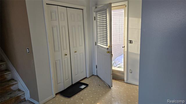 Builiding view seven for 1554 Meadow Ridge, Pontiac, MI. 48340