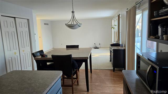 Builiding view six for 1554 Meadow Ridge, Pontiac, MI. 48340