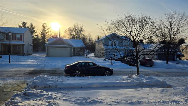 Builiding view three for 1554 Meadow Ridge, Pontiac, MI. 48340