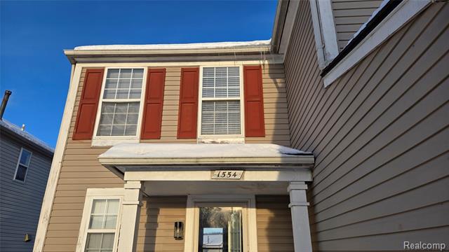 Builiding view two for 1554 Meadow Ridge, Pontiac, MI. 48340