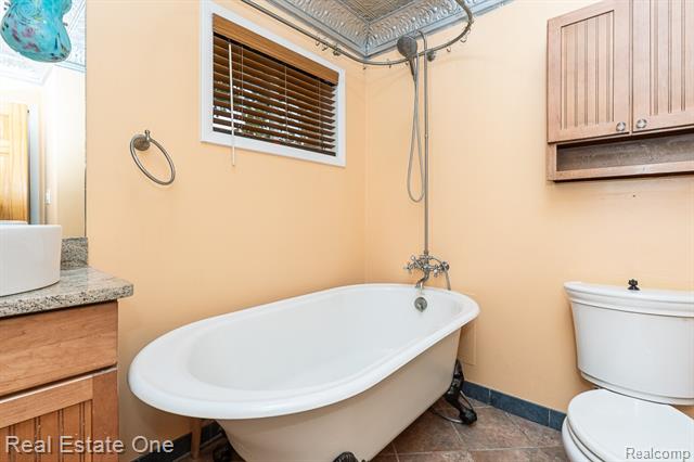 Builiding view fifteen for 2510 Sunhill, Waterford, MI. 48329