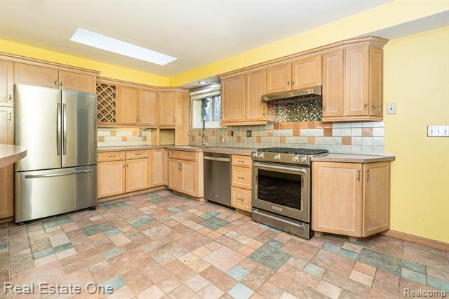 Builiding view five for 2510 Sunhill, Waterford, MI. 48329