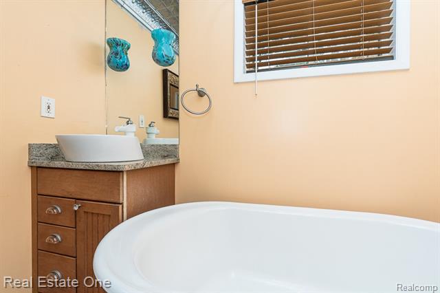 Builiding view fourteen for 2510 Sunhill, Waterford, MI. 48329